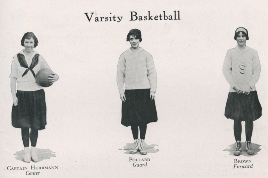 A women's basketball photo from the 1925 Halcyon.